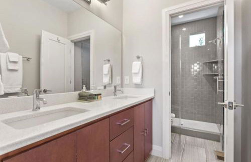 Downtown w Rooftop Deck 4 Bedrooms 3 Baths - Foto 48