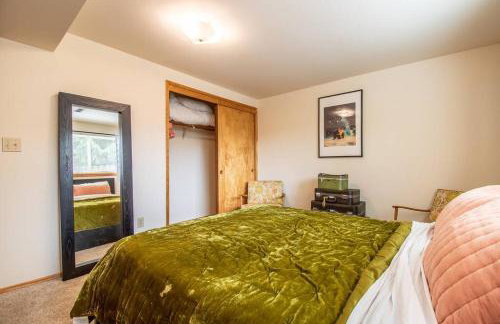 Basement Apartment w/ Hot Tub & Bombshelter! - Foto 10