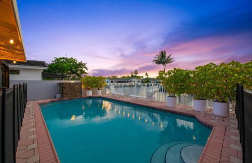 Luxe 4BR Waterfront w Htd Pool 5min to Beach - Foto 113