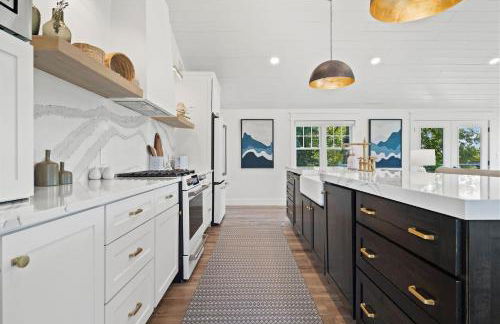 Designer Home w/ Lake Views+Walk to Downtown&Beach - Foto 20