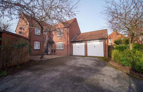 NEW! Large 5BR 2BA Home Leamington Spa Driveway Garage Parking WI-FI - Photo 45