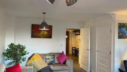 Homely, Cosy & Contemporary 4 BDR house with Garden & Parking 5 mins drive to Addenbrookes & Papworth hospitals & Bio Medical campus - Foto 2