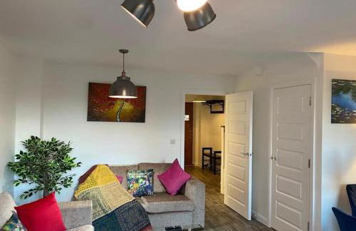 Homely, Cosy & Contemporary 4 BDR house with Garden & Parking 5 mins drive to Addenbrookes & Papworth hospitals & Bio Medical campus - Foto 2