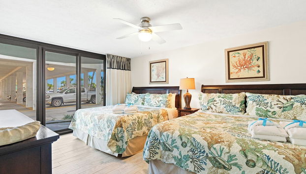 Steps to Paradise: Ground-floor 2br/2ba Beachfront Condo, Sleeps 8, Gulf Views! - Foto 2, Habitación