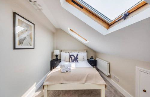 Beautiful 5 Bedroom 4 Bathroom House in W6 by Yoko Property - 10 minute's to Central London - Free Parking, Fast WiFi, Work Desks and SmartTVs with Disney and Netflix - Foto 22