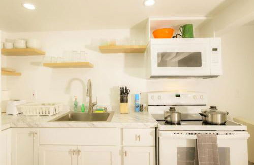 The Minimalist Escape - Modern 1BD in the Heights - Foto 35