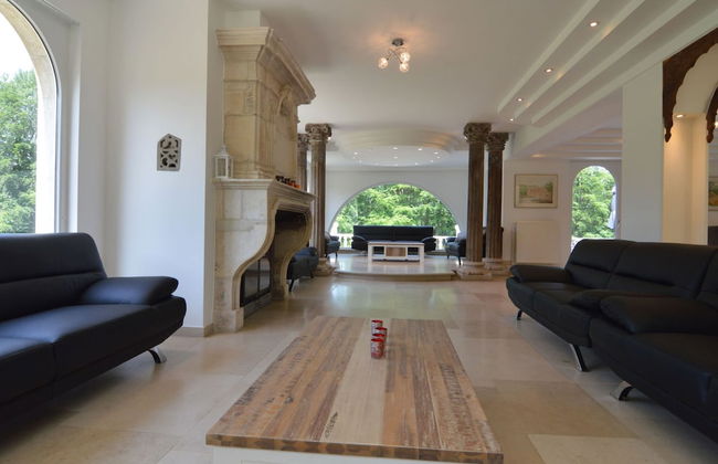 Luxurious Country House - Photo 16