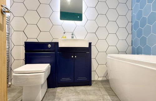 Historic Hampshire Cottage with Private Putting Green - Photo 16