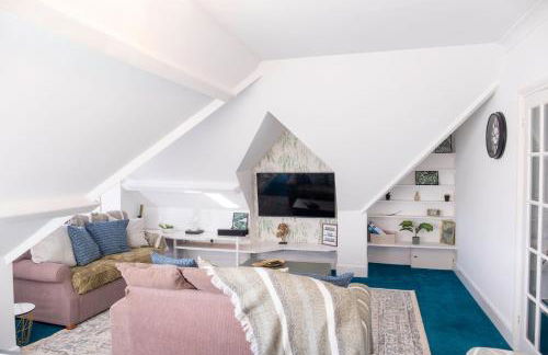 BOHO BEACH HOUSE- SLEEPS 8- 2 MIN DRIVE FROM BOSCOMBE PIER- SUPERFAST WiFi- FLAT SCREEN SMART TV- FREE ON STREET PARKING! - Photo 13