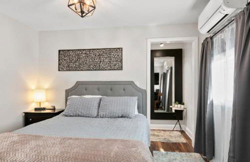 Modern & Cozy on Private Lane, Minutes to Airport - Foto 18