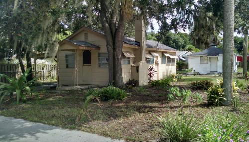 1 Beige Cozy Bungalow or 1 White Cozy Efficiency Cottage in Titusville - Foto 5