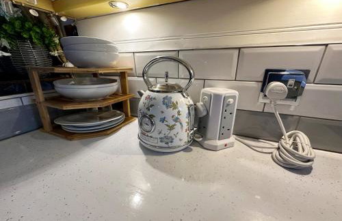 BrightOwl Waterside Narrowboat Cottage Experience - Foto 25