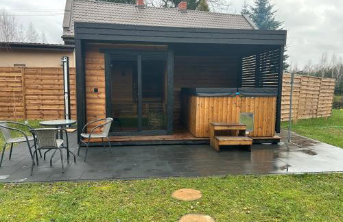 Domek drewniany nad stawem - Foto 17