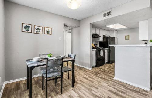 Trendy 2BR Apartment with Pool and Gym Access - Foto 13