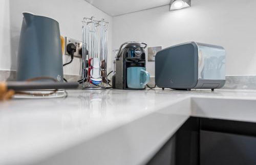 1-Bedroom Luxurious, City Centre, Chic & Stunning Apartment in Southampton, Sleeps 4 - by Blue Puffin Stays - Photo 22