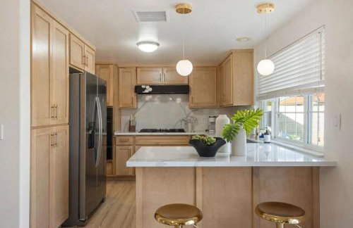 Sunlit Oasis with Heated Pool and Jacuzzi 20 minutes to Disneyland - Foto 38