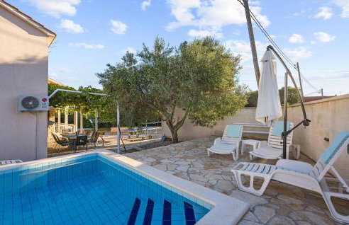 Awesome Home In Tinj With Jacuzzi - Photo 8