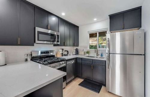 Brand New Apt w Parking Blocks from Downtown- A - Foto 6