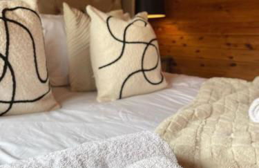 Otter 1 - Private Hot Tub - Bali Inspired Lodge - Bath - Longleat - Wiltshire - Photo 14