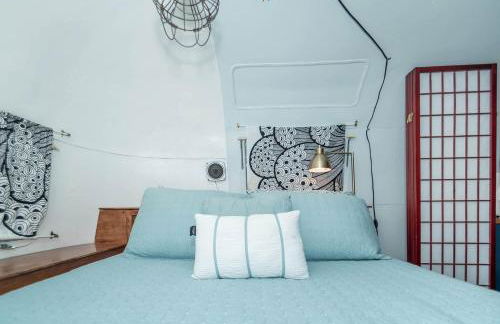 Sleek Retro Airstream Rental for Glamping for Two near Downtown Austin - Foto 10