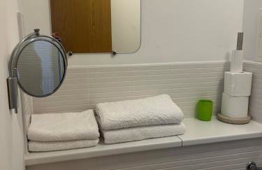 Spacious Modern 3-Bedroom Apartment with Balcony & Free Parking near City Centre - Foto 8