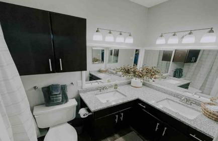 Charming Stay with Pool and Dedicated Workspace - Foto 10