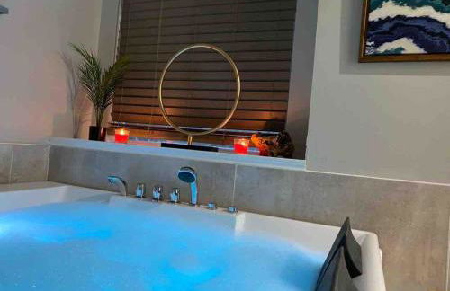 Captivating 6BR 3B Home with Pool & Fire Pit - Foto 30