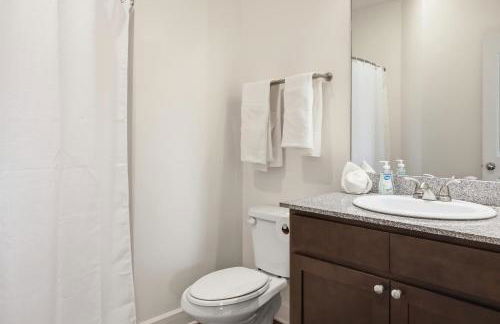 Modern Comfort and Resort Style Living Near CU - Foto 8