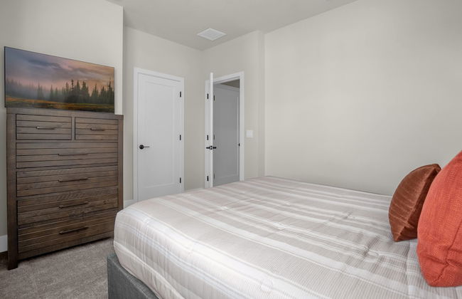 Modern 4BR Family Home With Private Pool - Photo 36