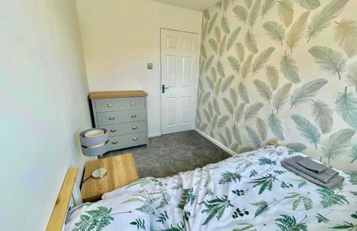 Your Leominster Base - 3BR Home with Garden & Parking - Foto 11