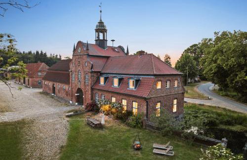 GUT KLETKAMP "Altes Torhaus" - Historisches Ferienhaus mit 5 Schlafzimmern I Kamin I Garten & Terrasse I Seeblick I 15 Min zur Ostsee I Moderne Küche I Hundefreundlich I Parkplätze I WLAN - Foto 1
