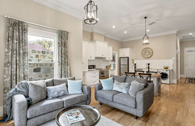 Grandview Accommodation - The Elm Tree Apartments - Photo 28