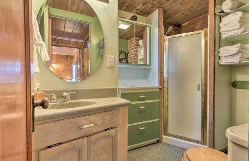 Cozy Home with Hot Tub Half Mi to Salmon River! - Foto 19