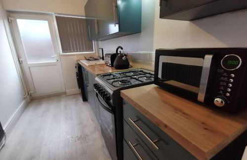 Spacious & comfy 4 bed house, 6 Beds, Free Private Parking & Wifi - Foto 9