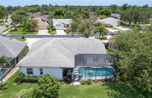 Villa Tropicana Luxury pool home. Gated community - Photo 31