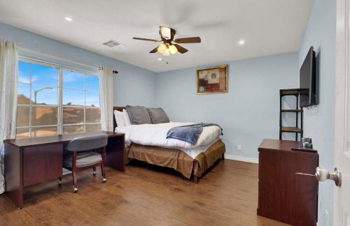 Tropical 4BR Oasis with Pool and Jacuzzi Near Strip - Photo 1