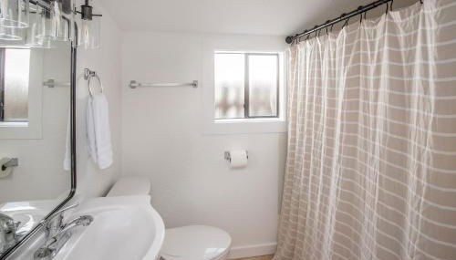 Cozy 2 Bedroom Home, Private Backyard with Hot Tub - Foto 4