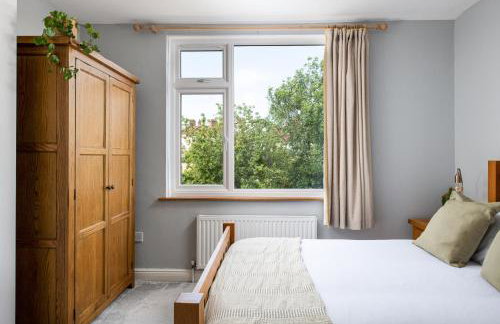 Charming Family Home with Stoves, Garden & Parking - Foto 37