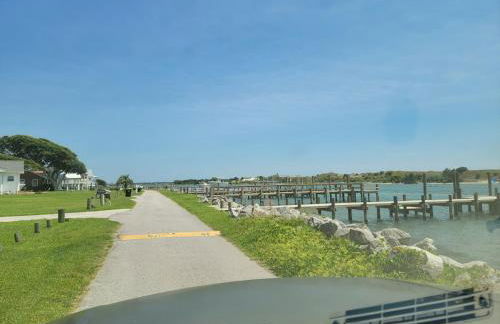 Waterfront, dock, Hot tub, kayaks, King Bedroom with amazing views, RELAXATION, 2 miles to the beach - Foto 6