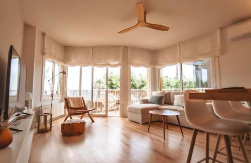 SeaHomes Vacations - Seafront Brand New Apt with PKG - Photo 1