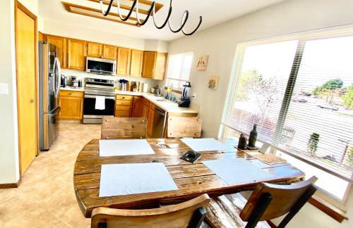 Artsy Home close to USAFA with Fireplace and Patio - Foto 13