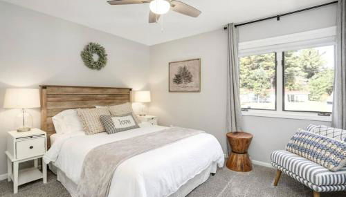 Lakefront Luxury with Private Beach, Sleeps 14 - Foto 2