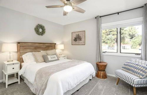 Lakefront Luxury with Private Beach, Sleeps 14 - Foto 2