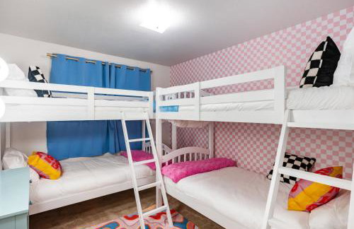 Stylish House with Hot Tub, Fire Pit Pool table near Denver - Photo 10