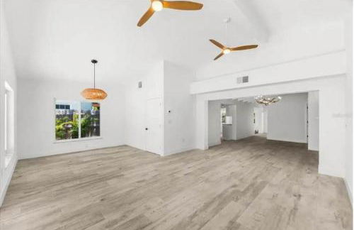 Blue Lagoon Hideaway 3BR Coastal Chic Retreat - Photo 62