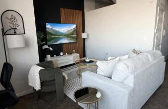 2BR Urban Loft Haven - Rooftop Games & Fitness - Foto 2