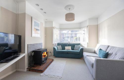 Charming 3 Bed Home in Churchdown with Hot Tub - Foto 12