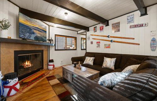 Entire Cabin, Walk to Ski Slopes, Hot Tub, Pet Friendly, Fast WiFi, 2 Parking, 2 Fireplace, Wash & Dryer, Fenced, Fire Pit, BBQ, Hike, Golf, Zoo - Foto 6