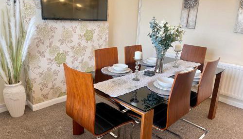 Delightful 2 bed detached home with secure parking - Foto 2