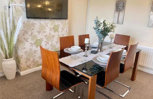 Delightful 2 bed detached home with secure parking - Foto 2